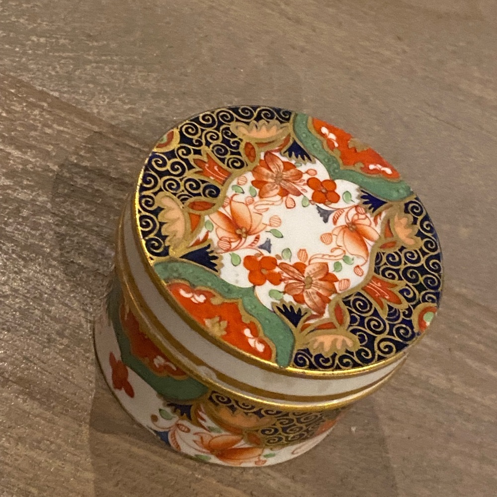 Stunning porcelain floral hand painted trinket or jewelry box with lid - Picture 6 of 9